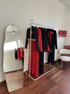 Salon sukienek Warszawa REPULO’S – elegancka odzież damska w butiku, kolekcja na wieszaku