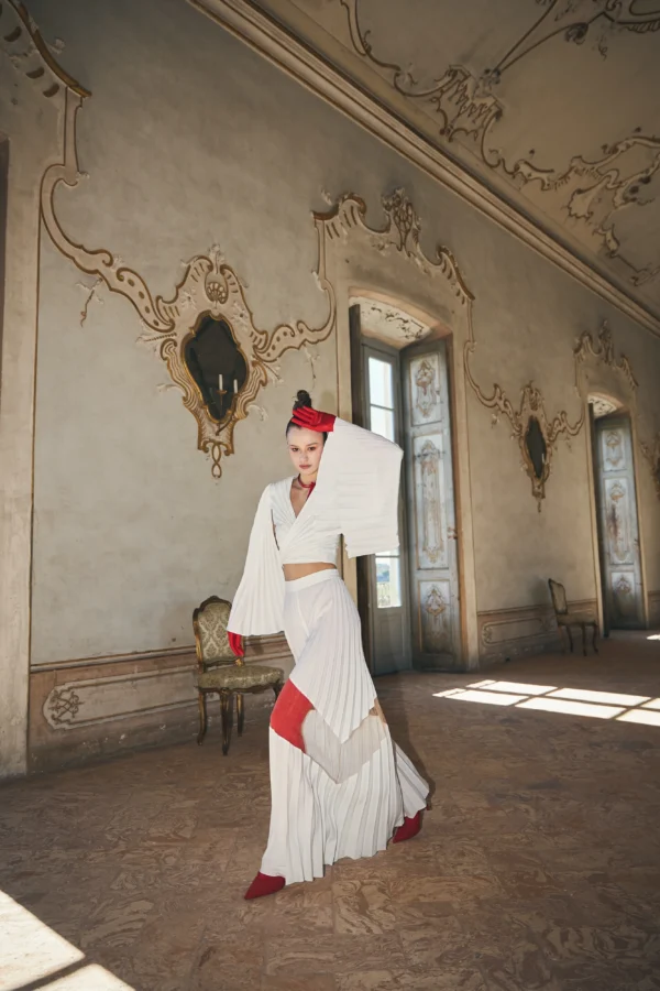 Bluzka plisowana biała – stylizacja w ruchu – elegancka forma – REPULO’S