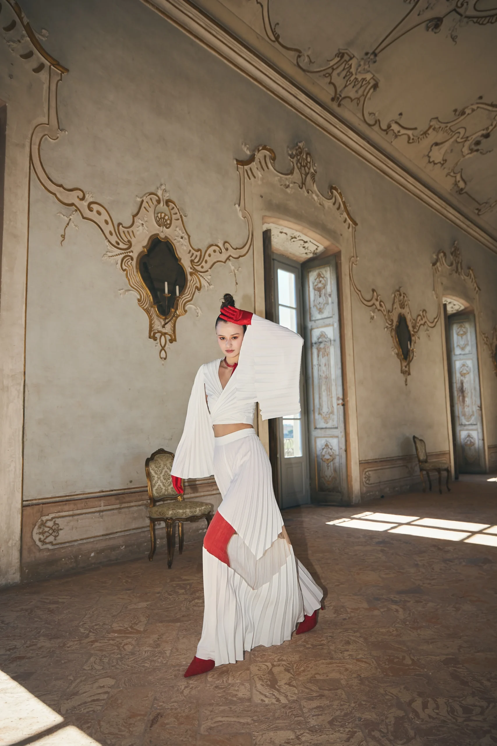 Bluzka plisowana biała – stylizacja w ruchu – elegancka forma – REPULO’S