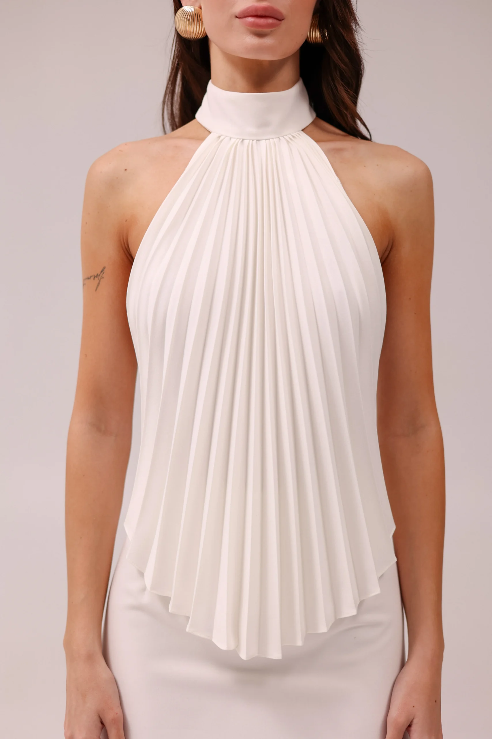 Biały plisowany top Shell z dekoltem halter – REPULO’S