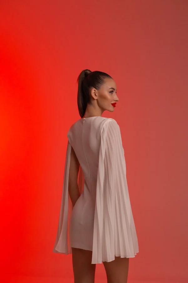 Biała elegancka sukienka mini z plisowanymi rękawami i wbudowanymi miseczkami - REPULO’S