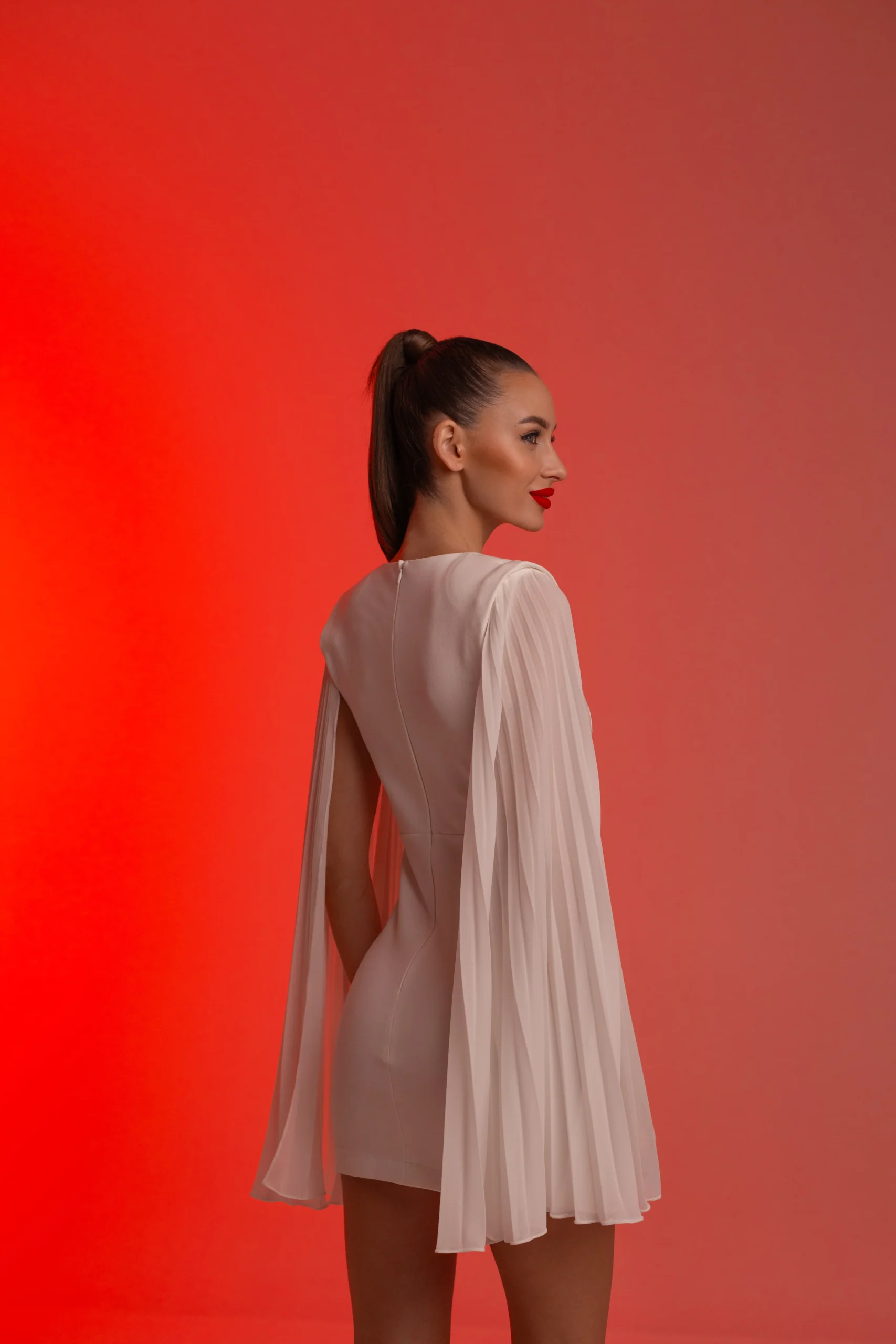 Biała elegancka sukienka mini z plisowanymi rękawami i wbudowanymi miseczkami - REPULO’S