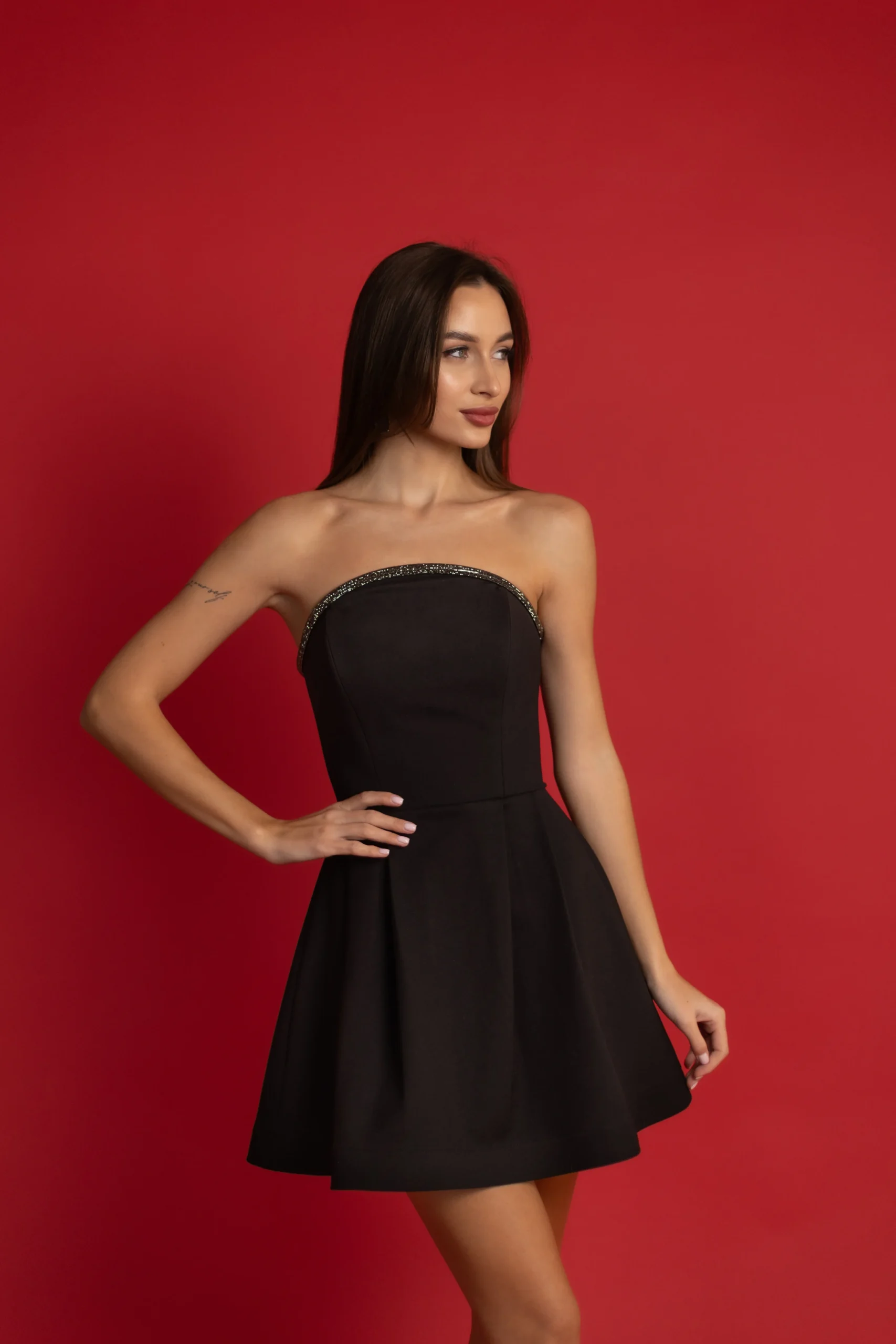 Czarna sukienka mini na wesele i studniówkę – REPULO’S
