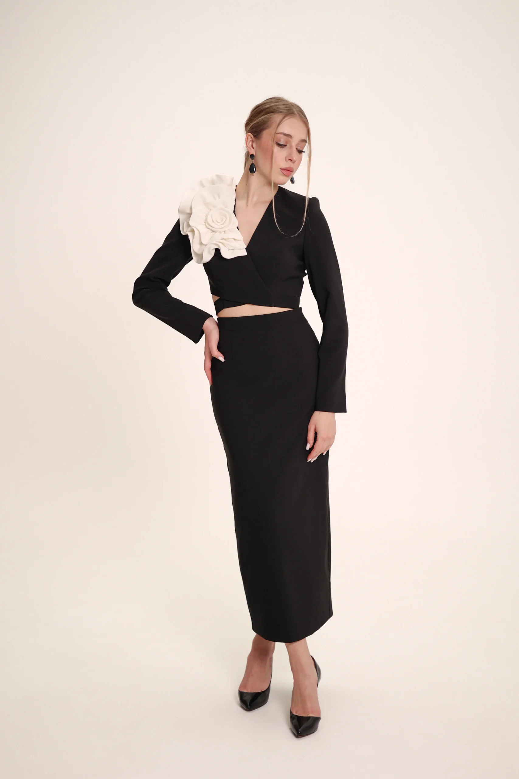 Elegancka czarna spódnica midi o dopasowanym kroju – REPULO’S