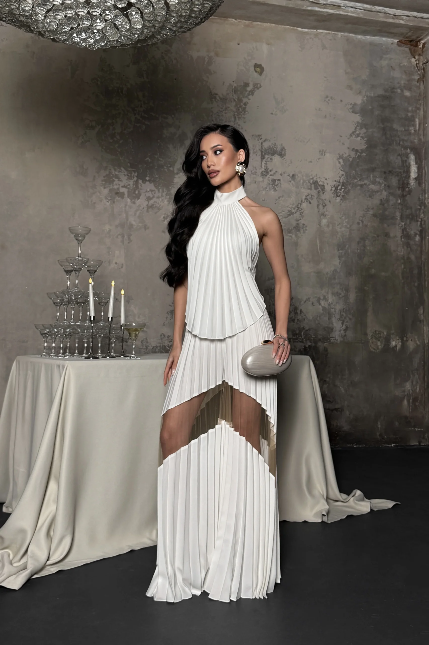 Spodnie plisowane damskie szerokie Shell białe – przód stylizacji, elegancki look – REPULO’S
