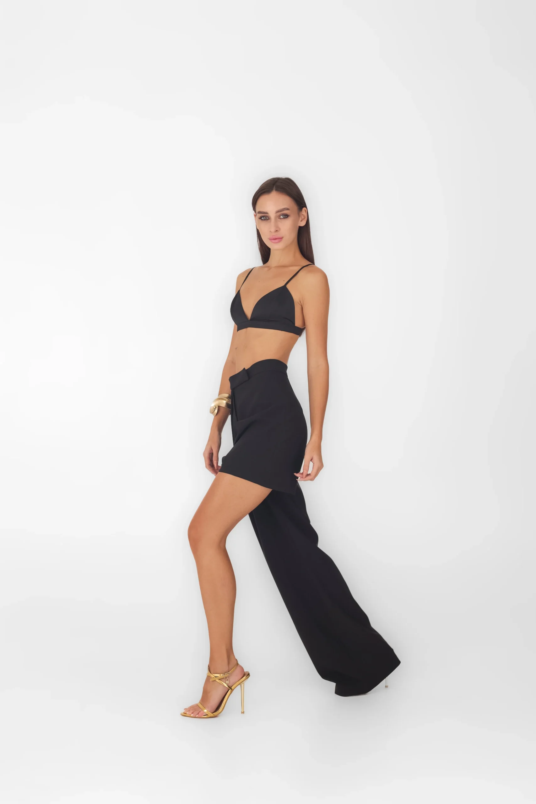 Asymetryczne spodnie damskie na fashion week – REPULO’S