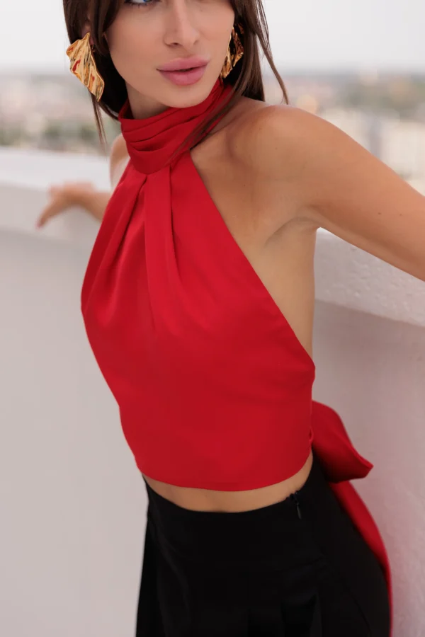 Satynowy czerwony top Mindy z odkrytymi plecami – REPULO’S