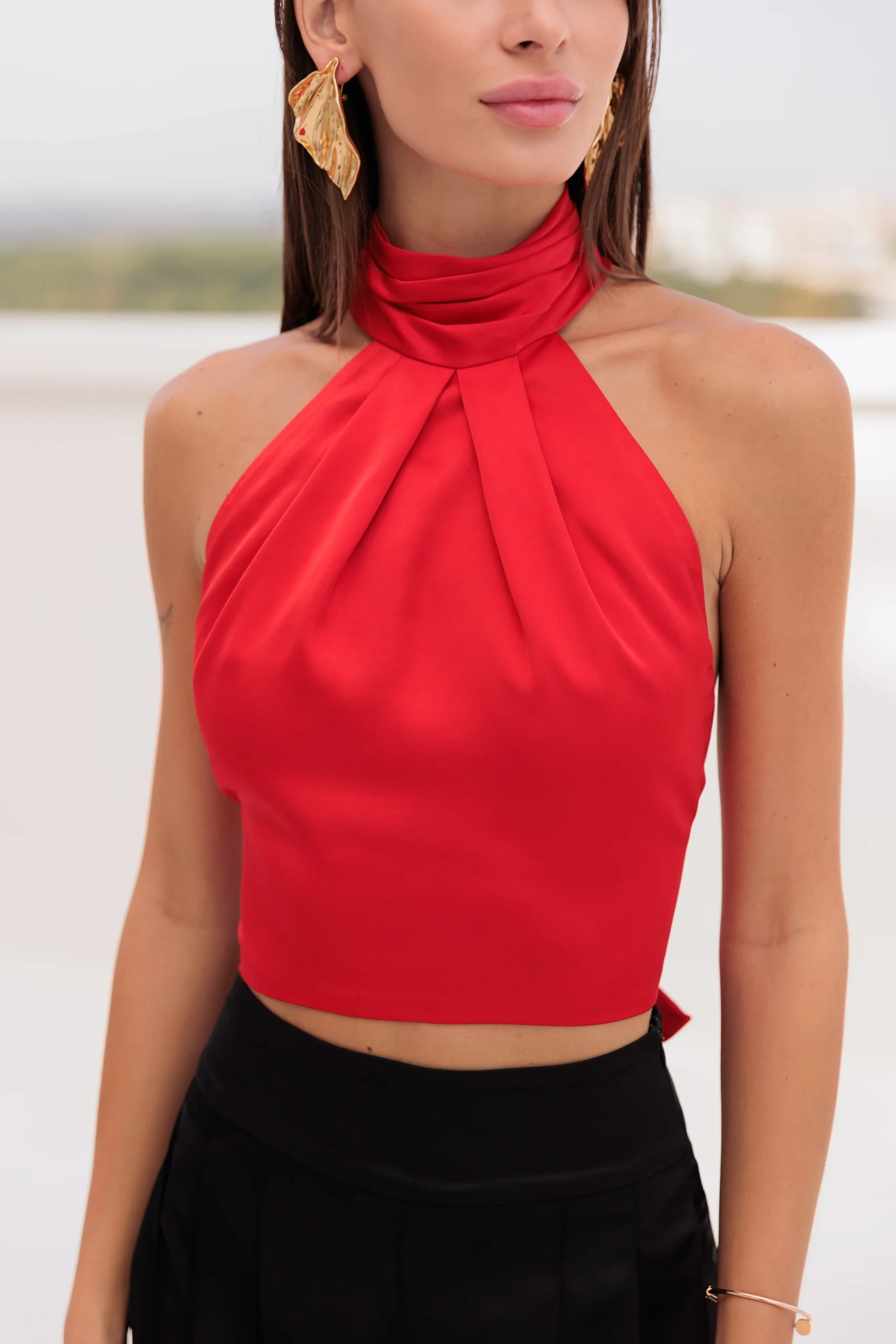 Czerwony top z dekoltem halter i kokardą – REPULO’S