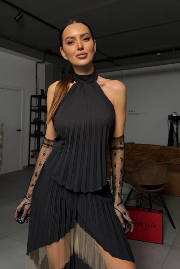 Czarny plisowany top z dekoltem halter Shell – REPULO’S, widok przód